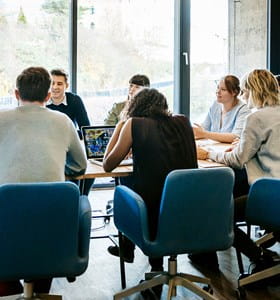 Entreprise en réunion avec son secrétariat social