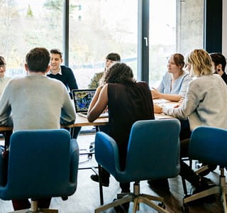 Entreprise en réunion avec son secrétariat social