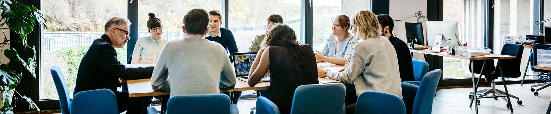 Entreprise en réunion avec son secrétariat social