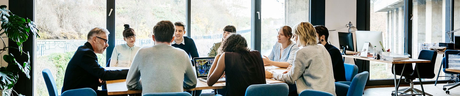 Vergadering van het management van een bedrijf met vertegenwoordigers van het sociaal secretariaat.