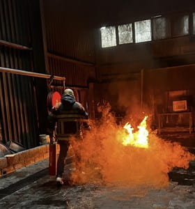 Tijdens de AXA Thursday oefenen de deelnemers wat ze moeten doen bij brand. Naast preventie kunnen ze zo hun patrimonium beschermen.