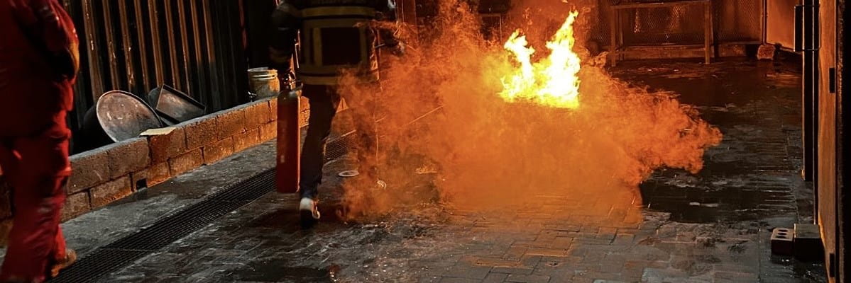 Tijdens de AXA Thursday oefenen de deelnemers wat ze moeten doen bij brand. Naast preventie kunnen ze zo hun patrimonium beschermen.