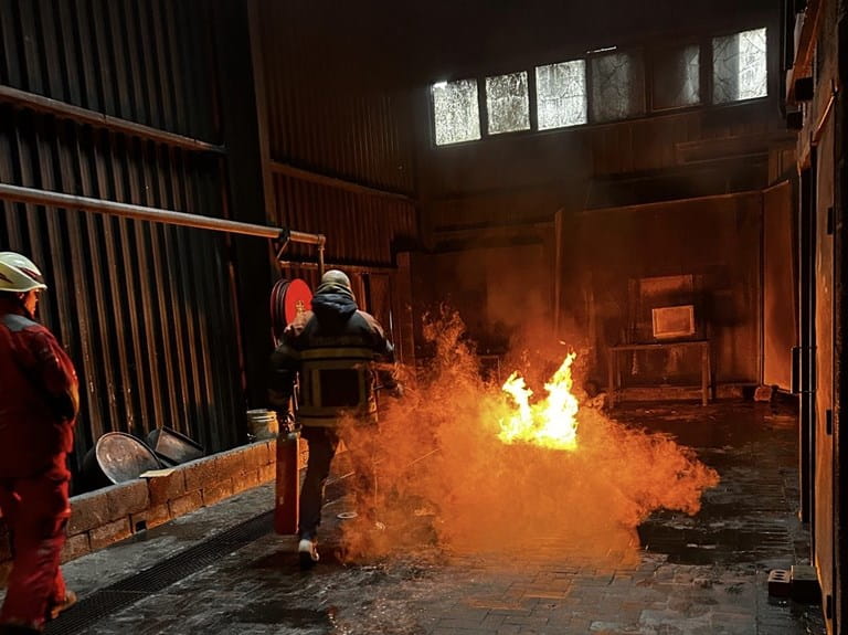 Tijdens de AXA Thursday oefenen de deelnemers wat ze moeten doen bij brand. Naast preventie kunnen ze zo hun patrimonium beschermen.