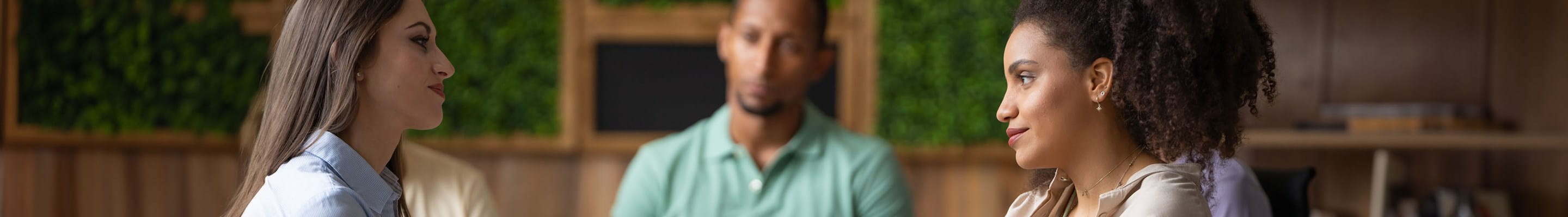 Deux femmes discutant de la reprise du travail après incapacité