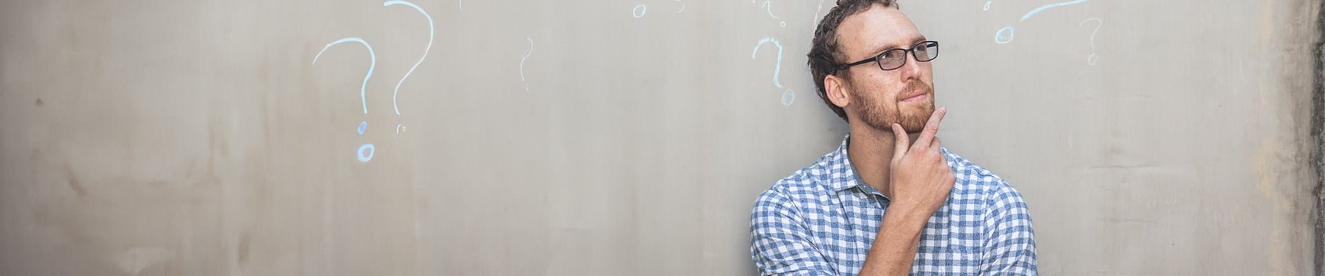 Un entrepreneur réfléchit à la création de son entreprise en Belgique.