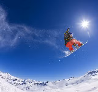Enfant en classe de neige qui pourrait bien faire une chute
