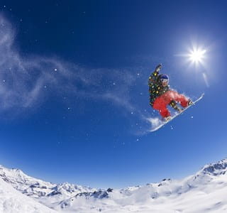 Leerling in actie op de piste tijdens de sneeuwklassen.