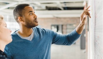 Een werkneemster en haar werkgever nemen het groepsverzekeringscontract door.