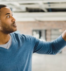 Une employée et son employeur passent en revue le contrat d’assurance groupe.