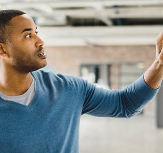 Une employée et son employeur passent en revue le contrat d’assurance groupe.