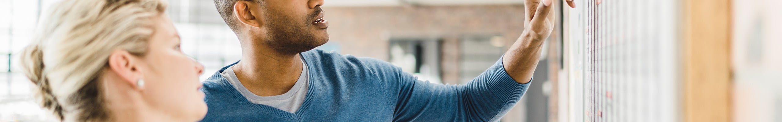 Une employée et son employeur passent en revue le contrat d’assurance groupe.