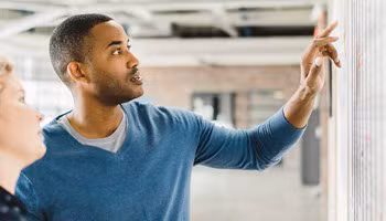 Een werkneemster en haar werkgever nemen het groepsverzekeringscontract door.