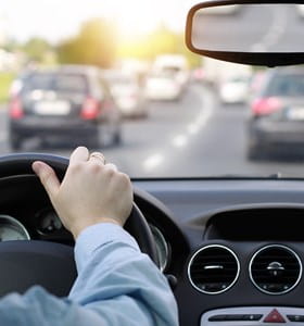 Conducteur ayant un comportement à risque sur la route.
