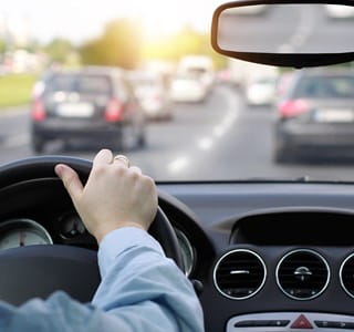 Conducteur ayant un comportement à risque sur la route.