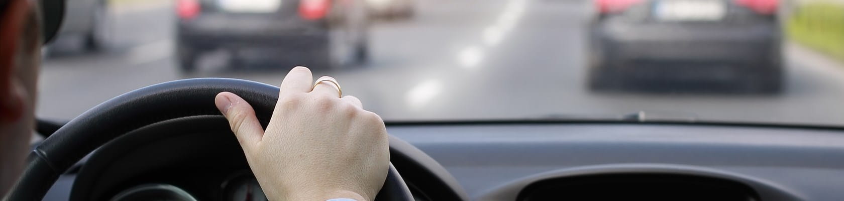 Conducteur ayant un comportement à risque sur la route.