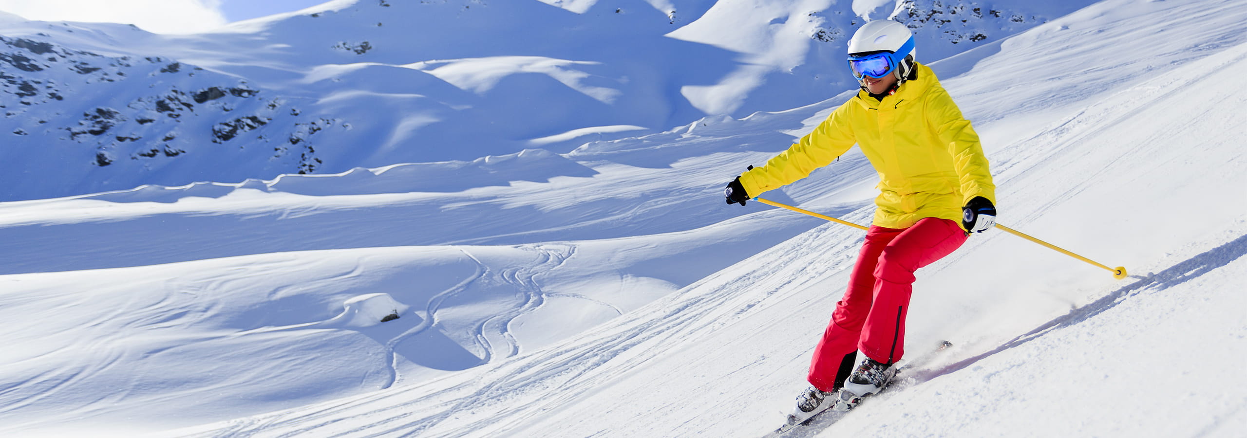 Enfant bien équipé en séjour au ski