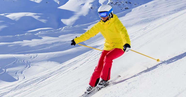 Enfant bien équipé en séjour au ski
