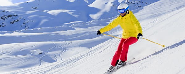 Kind met het juiste skimateriaal op een skipiste.