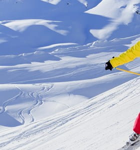 Kind met het juiste skimateriaal op een skipiste.