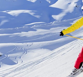 Kind met het juiste skimateriaal op een skipiste.