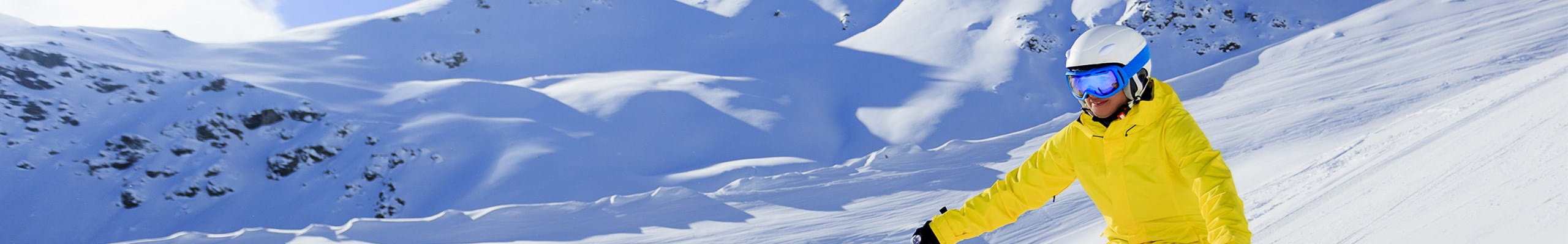 Kind met het juiste skimateriaal op een skipiste.