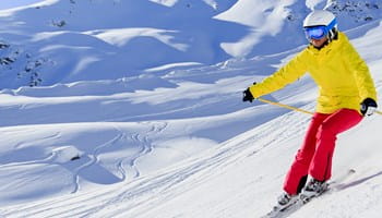 Enfant bien équipé en séjour au ski