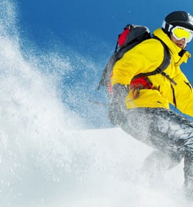 Skiër geniet van zijn skivakantie door de gepaste verzekeringen.