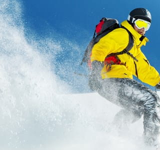 Skiër geniet van zijn skivakantie door de gepaste verzekeringen.