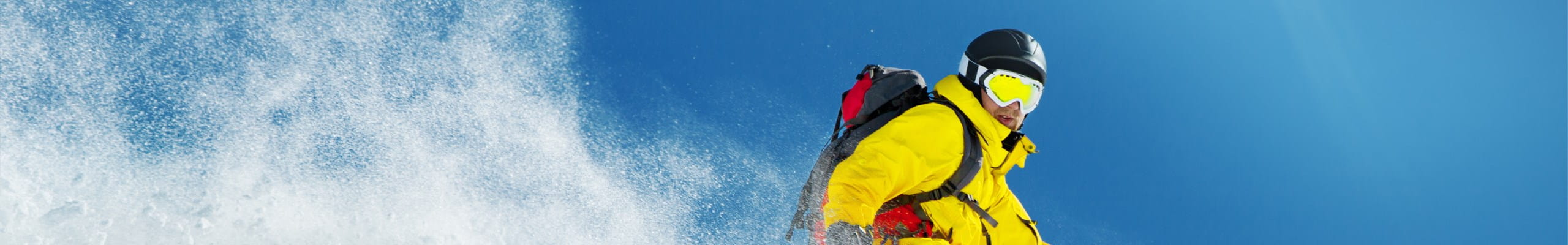 Skiër geniet van zijn skivakantie door de gepaste verzekeringen.