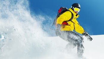 Skieur heureux de skier
