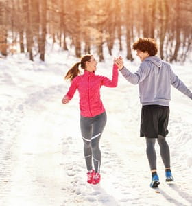 Deux jeunes gens profitent de la neige en hiver, ce qui leur assure un mode de vie sain.