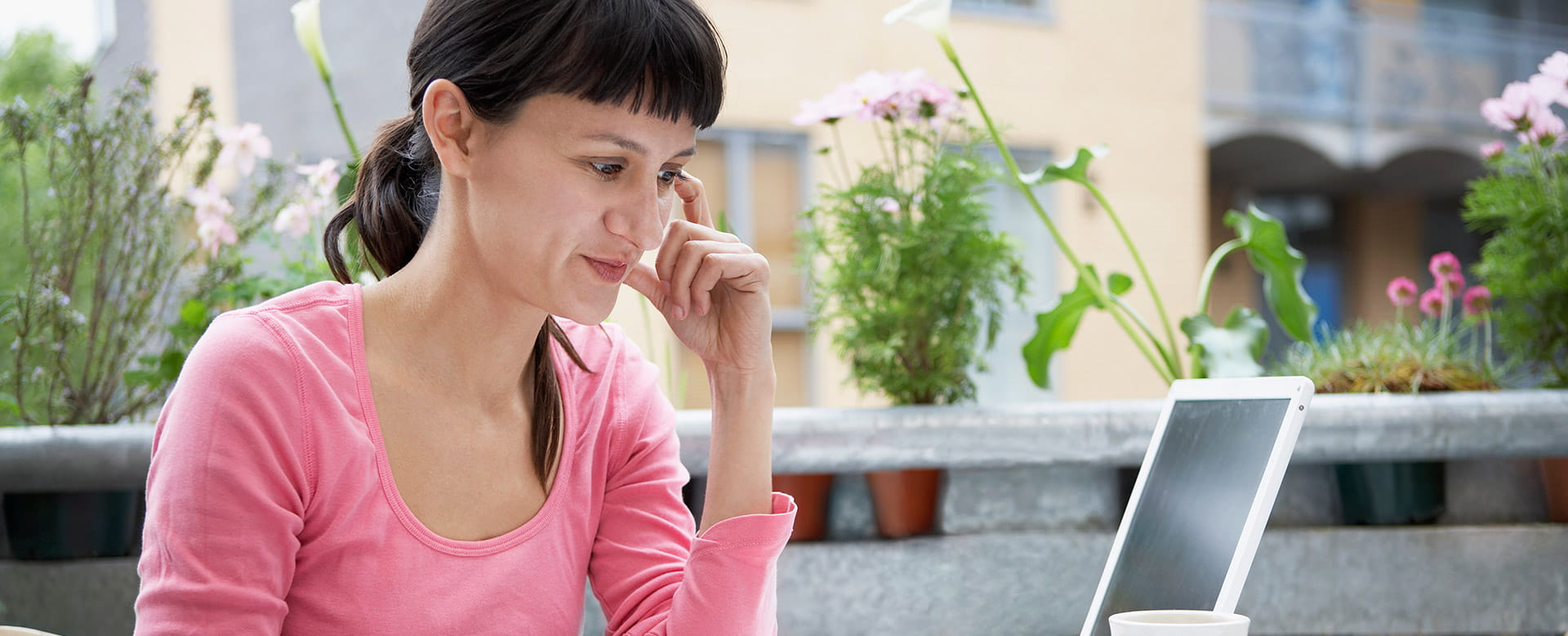 Une travailleuse indépendante calcule ses revenus nets et son revenu imposable. En protégeant ses revenus, elle a l'esprit tranquille.