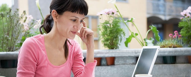 Een zelfstandige berekent haar netto-inkomen en belastbaar inkomen. Door haar risico’s en inkomsten te beschermen is ze steeds gerust.