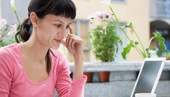 Une travailleuse indépendante calcule ses revenus nets et son revenu imposable. En protégeant ses revenus, elle a l'esprit tranquille.