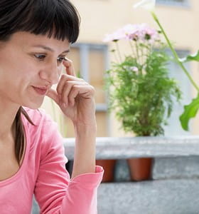 Une travailleuse indépendante calcule ses revenus nets et son revenu imposable. En protégeant ses revenus, elle a l'esprit tranquille.