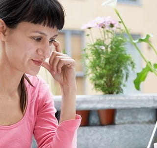 Une travailleuse indépendante calcule ses revenus nets et son revenu imposable. En protégeant ses revenus, elle a l'esprit tranquille.