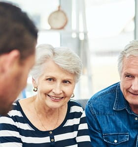 Koppel dat elkaar vasthoudt en geniet van het leven