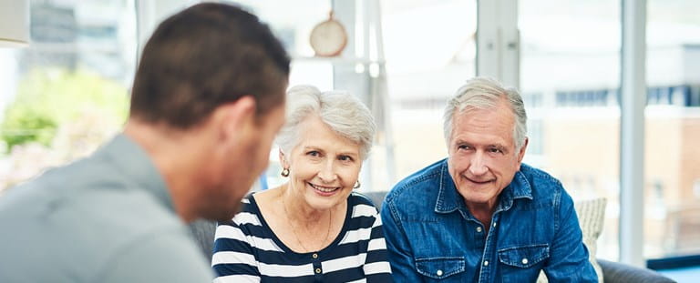 Koppel dat elkaar vasthoudt en geniet van het leven