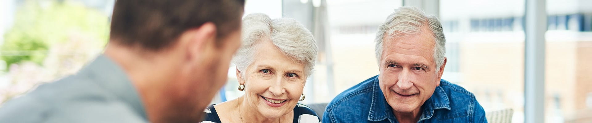 Koppel dat elkaar vasthoudt en geniet van het leven