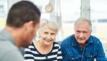 Couple âgé heureux qui profite de la vie
