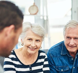 Couple âgé heureux qui profite de la vie