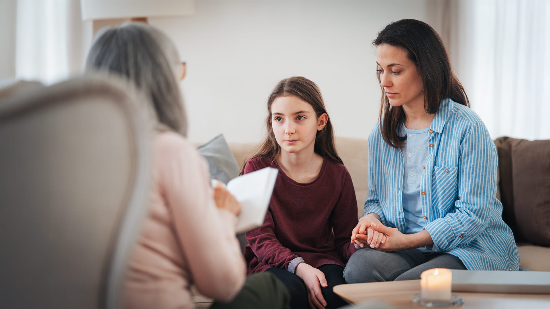 Kind dat gepest wordt op school, wordt opgevangen door haar moeder en een hulpverlener.