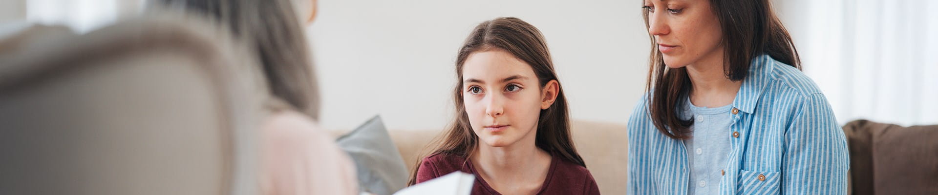 Kind dat gepest wordt op school, wordt opgevangen door haar moeder en een hulpverlener.