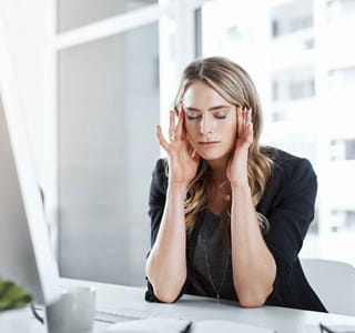 Femme indépendante en burnout