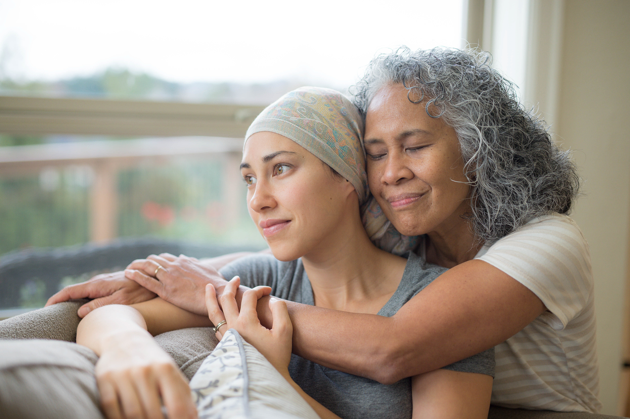 Femme d’âge mûr réconfortant une autre femme atteinte d’un cancer.