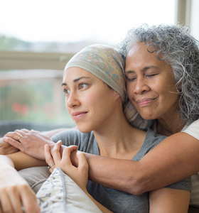 Femme d’âge mûr réconfortant une autre femme atteinte d’un cancer.