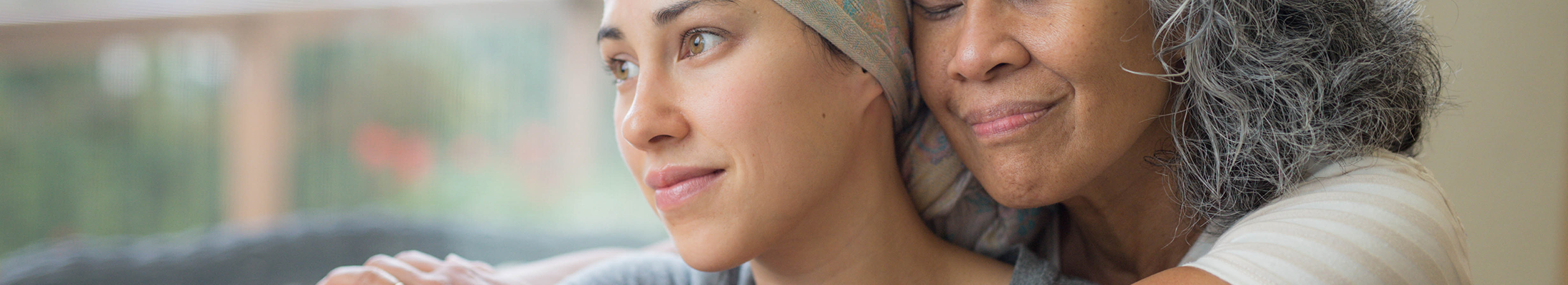 Femme d’âge mûr réconfortant une autre femme atteinte d’un cancer.