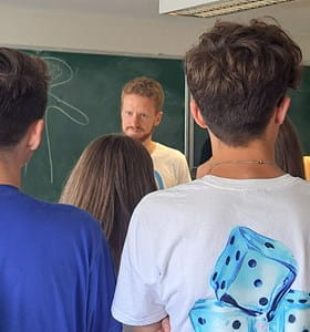 Jeunes participant à un atelier Climate school qui sensibilise aux enjeux liés au climat