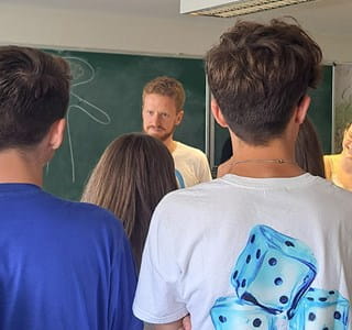 Jeunes participant à un atelier Climate school qui sensibilise aux enjeux liés au climat