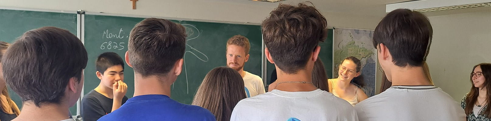 Jeunes participant à un atelier Climate school qui sensibilise aux enjeux liés au climat
